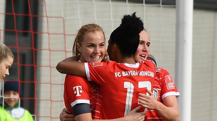 Glódis Viggósdóttir (l.) feiert den ersten Treffer.