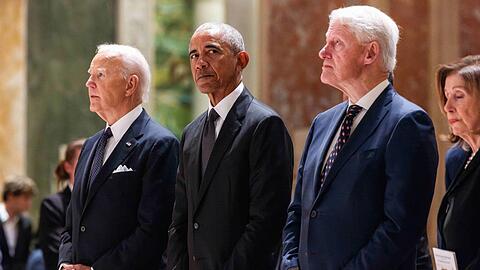 Joe Biden neben Barack Obama und Bill Clinton (v.l.n.r.) während einer Trauerfeier für Ethel Kennedy.