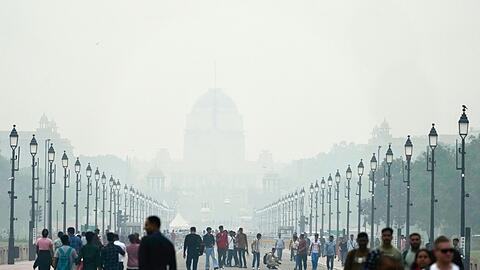 Menschen auf einer in Smog geh&uuml;llten Stra&szlig;e in Neu Delhi. (Archivbild)