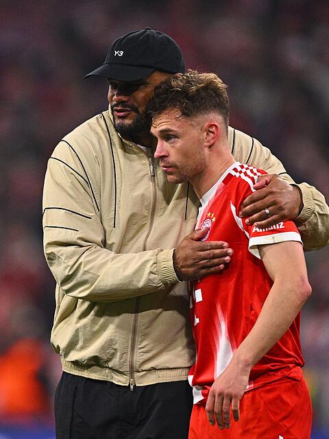 Bayern-Trainer Vincent Kompany (l) mit seinem Antreiber Joshua Kimmich. (Archivbild)