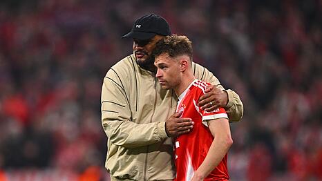 Bayern-Trainer Vincent Kompany (l) mit seinem Antreiber Joshua Kimmich. (Archivbild)
