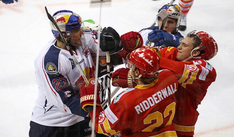 Kann gut hinlangen: EHC-Zugang Blake Wheeler (links)