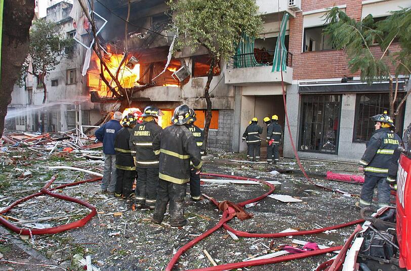 Feuerwehrleute konnten den Brand nach der Explosion erst nach vier Stunden löschen.