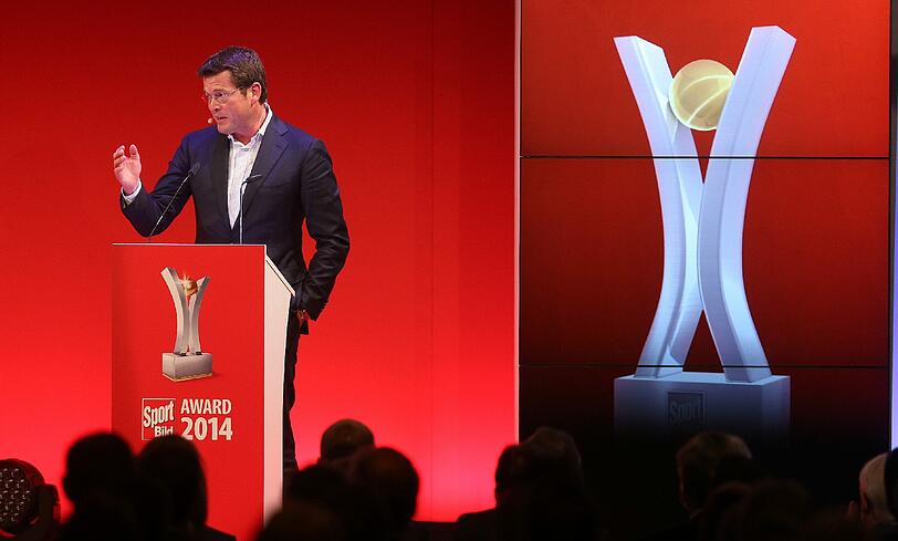 Ex-Verteidigungsminister Karl-Theodor zu Guttenberg hält a bei der Verleihung des "Sport Bild" Awards die Laudatio auf Vitali Klitschko.