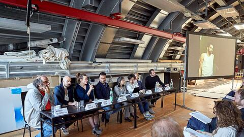 Matthias Lilienthal und sein Team im Malersaal der Kammerspiele.