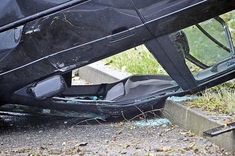 Der Fahrer war mit seinem BMW von der Straße abgekommen, überschlug sich und landete auf dem Dach.