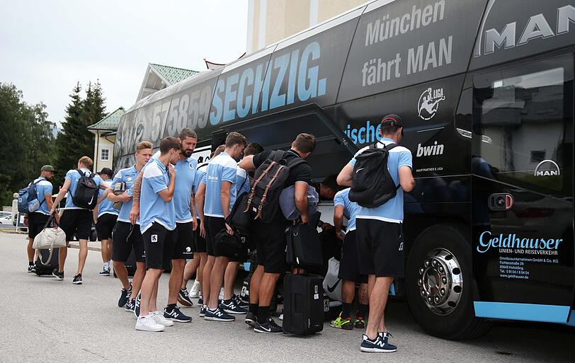Der Löwen-Tross um Daniel Bierofka ist am Dienstagmittag im 4-Sterne-Hotel "Dilly Resort" angekommen.