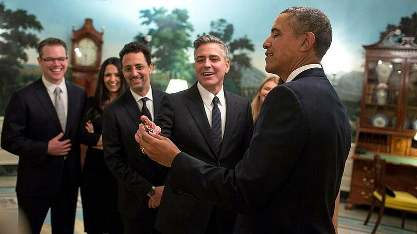 Besuch aus Hollywood: 2014 lud Barack Obama (r.) George Clooney (2.v.r.) und Matt Damon (l.) zu einer Vorstellung ihres Films "Monuments Men - Ungewöhnliche Helden" ins Weiße Haus ein.