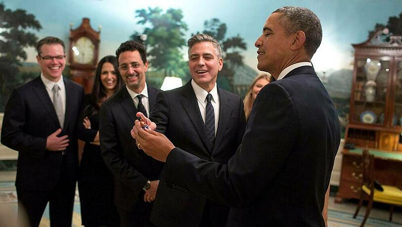 Besuch aus Hollywood: 2014 lud Barack Obama (r.) George Clooney (2.v.r.) und Matt Damon (l.) zu einer Vorstellung ihres Films "Monuments Men - Ungewöhnliche Helden" ins Weiße Haus ein. Besuch aus Hollywood: 2014 lud Barack Obama (r.) George Clooney (2.v.r.) und Matt Damon (l.) zu einer Vorstellung ihres Films "Monuments Men - Ungewöhnliche Helden" ins Weiße Haus ein.