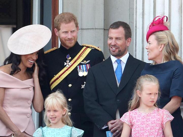 Meghan und Harry mit Peter Phillips (3.v.r.), seiner Frau Autumn und den beiden Töchtern.