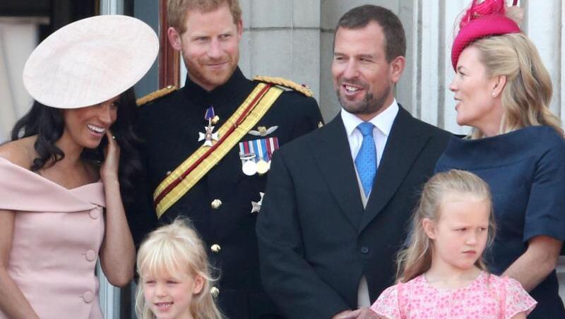 Meghan und Harry mit Peter Phillips (3.v.r.), seiner Frau Autumn und den beiden Töchtern. Meghan und Harry mit Peter Phillips (3.v.r.), seiner Frau Autumn und den beiden Töchtern.