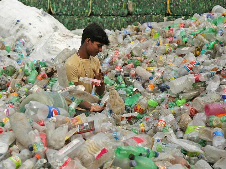 Ein Arbeiter sortiert Plastikflaschen, bevor sie in einer industriellen Anlage am Stadtrand recycelt werden. Indiens Premierminister Modi hat dem Einwegplastik den Kampf angesagt.