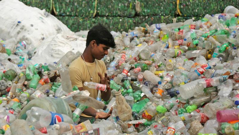 Ein Arbeiter sortiert Plastikflaschen, bevor sie in einer industriellen Anlage am Stadtrand recycelt werden. Indiens Premierminister Modi hat dem Einwegplastik den Kampf angesagt. Ein Arbeiter sortiert Plastikflaschen, bevor sie in einer industriellen Anlage am Stadtrand recycelt werden. Indiens Premierminister Modi hat dem Einwegplastik den Kampf angesagt.