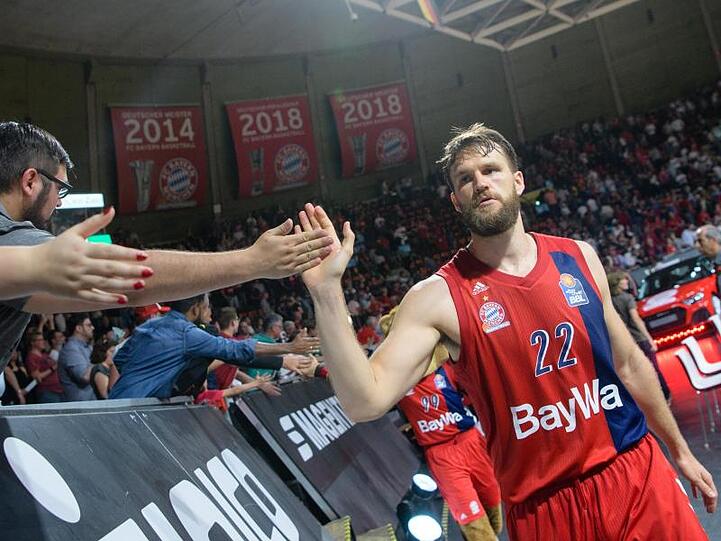 Danilo Barthel vom FC Bayern lässt sich nach dem Sieg von den Fans feiern.