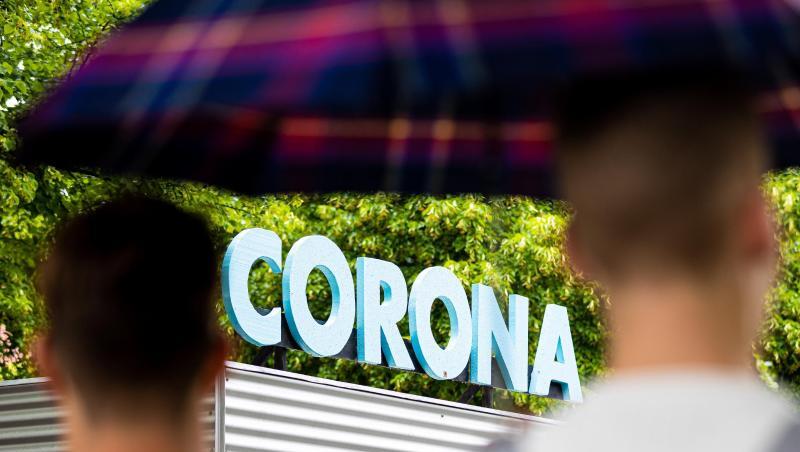 Der Schriftzug "Corona" ist auf dem Dach eines Containers der Ausstellung "Das Corona-Ding" in Hannover zu lesen.