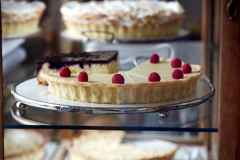 Wer sich nicht entscheiden kann, bestellt erst einmal ein Stück Kuchen.
