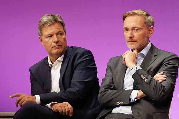 Robert Habeck (Grüne) (links) und der ehemalige Finanzminister, Christian Lindner (FDP). Habeck musste die Frühjahrsprognose für das Wirtschaftswachstum nach unten korrigieren (Archivbild).