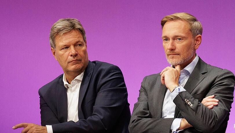 Robert Habeck (Grüne) (links) und der ehemalige Finanzminister, Christian Lindner (FDP). Habeck musste die Frühjahrsprognose für das Wirtschaftswachstum nach unten korrigieren (Archivbild). Robert Habeck (Grüne) (links) und der ehemalige Finanzminister, Christian Lindner (FDP). Habeck musste die Frühjahrsprognose für das Wirtschaftswachstum nach unten korrigieren (Archivbild).