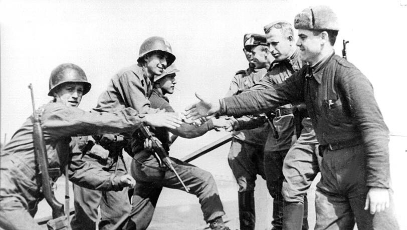 Dieses Foto vom Handschlag amerikanischer und sowjetischer Soldaten in Torgau am 25. April 1945 ging um die Welt. (Archivbild)