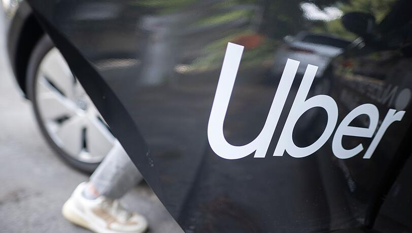 Frauen können auf der Fahrdienstplattform Uber in München nun Fahrten ausschließlich bei Fahrerinnen buchen. (Archivbild)