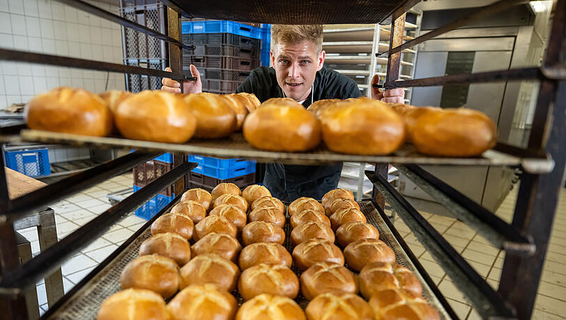 Bäckermeister Sebastian Brücklmaier führt den Familienbetrieb inzwischen in der sechsten Generation. Jetzt übernimmt Brücklmaier die Bäckerei Traublinger.