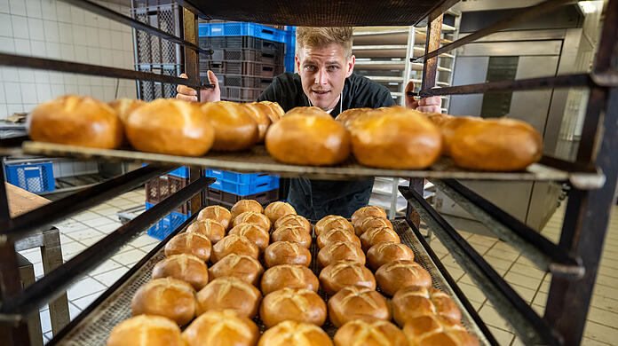 Bäckermeister Sebastian Brücklmaier führt den Familienbetrieb inzwischen in der sechsten Generation. Jetzt übernimmt Brücklmaier die Bäckerei Traublinger.