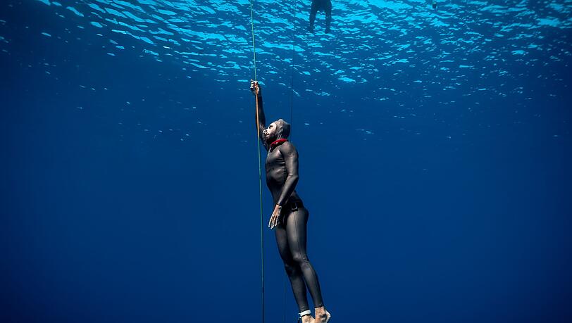 Im Meer ist Tieftauchen leichte, dort hat der Apnoetaucher Minja Marinković es auf 100 Meter geschafft. Im Meer ist Tieftauchen leichte, dort hat der Apnoetaucher Minja Marinković es auf 100 Meter geschafft.