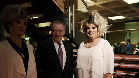 Vor zwei Jahren betonte Valery Gergiev nach missverständlichen Äußerungen zur anti-schwulen Gesetzgebung in Russland seine Liberalität: Nun traf er nach seinem Antrittskonzert im Gasteig die Dragqueens Winnie & Mutti, die bei keinem Kultur-Ereignis in München fehlen.