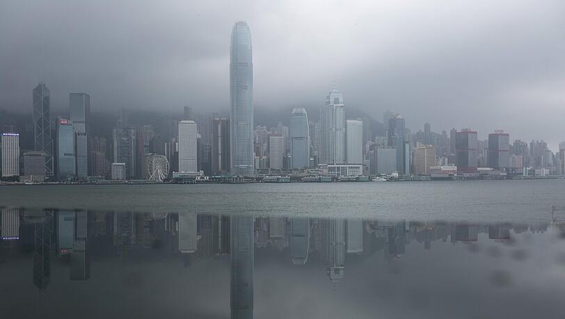 Taifun "Nida" hat mit heftigen Sturmböen und schweren Niederschlägen die Wirtschaftsmetropole Hongkong weitgehend zum Stillstand gebracht. Foto: Jerome Favre Taifun "Nida" hat mit heftigen Sturmböen und schweren Niederschlägen die Wirtschaftsmetropole Hongkong weitgehend zum Stillstand gebracht. Foto: Jerome Favre