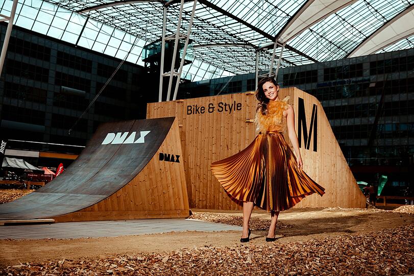 Auch Gold geht gut: Beim Wildcard-Event am Flughafen München hat die 24-Jährige ihr Modeltalent bereits unter Beweis gestellt.