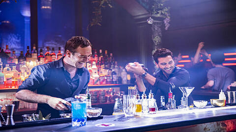 Akrobaten und Helden hinter der Bar: Frederick Lau (links) als Renzo und Elyas M&rsquo;Barek als Milo in "Nightlife"