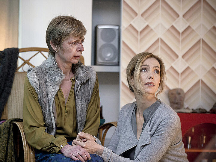 "Tatort: Freddy tanzt": Katja Petersen (Anna Stieblich) ist völlig verängstigt, ihr Ex-Mann hat sie verprügelt. Nachbarin Claudia Denk (Ursina Lardi) steht ihr bei
