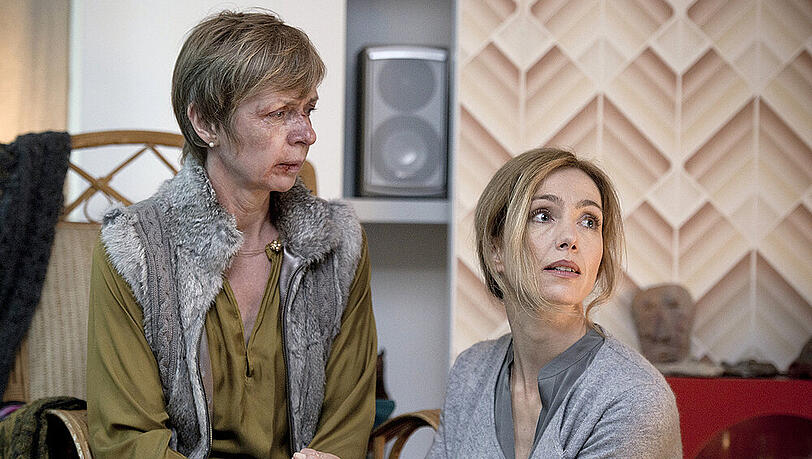 "Tatort: Freddy tanzt": Katja Petersen (Anna Stieblich) ist völlig verängstigt, ihr Ex-Mann hat sie verprügelt. Nachbarin Claudia Denk (Ursina Lardi) steht ihr bei "Tatort: Freddy tanzt": Katja Petersen (Anna Stieblich) ist völlig verängstigt, ihr Ex-Mann hat sie verprügelt. Nachbarin Claudia Denk (Ursina Lardi) steht ihr bei