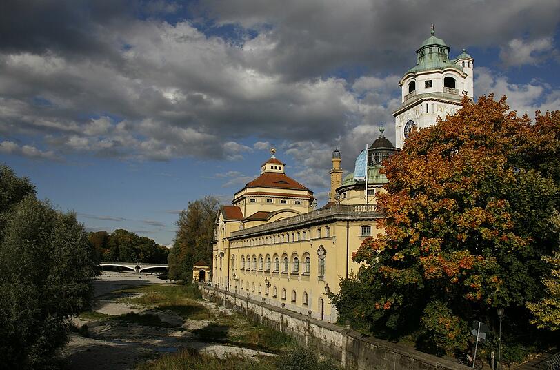 Wetterkapriole: dunkle Wolken und Sonnenschein im Herbst.
