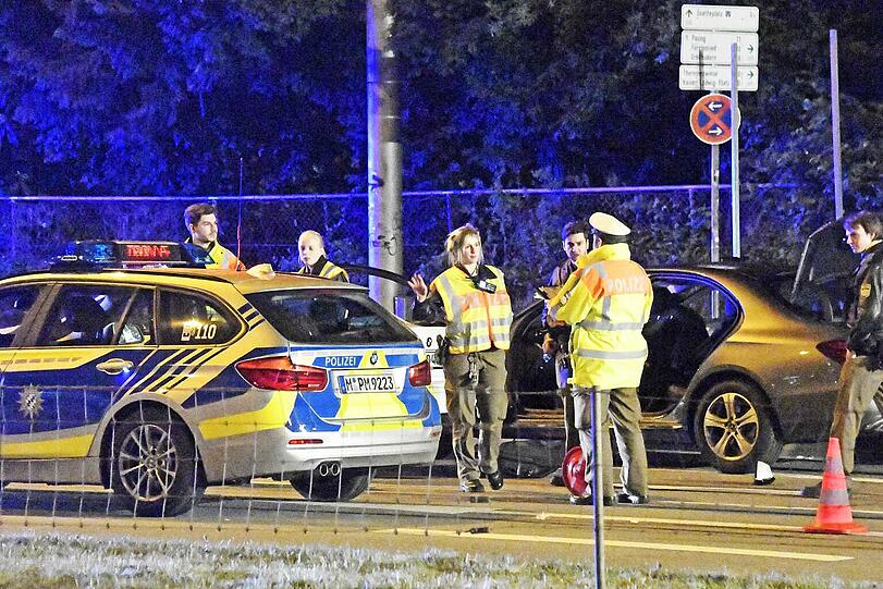 Wegen Übermüdung krachte der Fahrer eines BMW M2 in einen von der Polizei angehaltenen Mercedes und verletzte dabei zwei Beamte schwer.