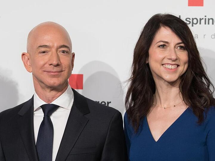 Jeff Bezos und seine damalige Ehefrau MacKenzie 2018 in Berlin.