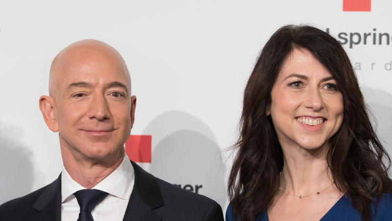 Jeff Bezos und seine damalige Ehefrau MacKenzie 2018 in Berlin. Jeff Bezos und seine damalige Ehefrau MacKenzie 2018 in Berlin.