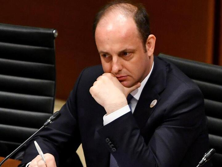 Der bisherige Notenbankchef Murat Cetinkaya, der den Posten seit April 2016 innehatte, wurde durch seinen bisherigen Stellvertreter Murat Uysal ersetzt.