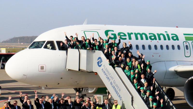 Mitarbeiterinnen und Mitarbeiter der insolventen Fluggesellschaft Germania haben sich für ein Abschiedsfoto am Airport Nürnberg zusammengefunden. Mitarbeiterinnen und Mitarbeiter der insolventen Fluggesellschaft Germania haben sich für ein Abschiedsfoto am Airport Nürnberg zusammengefunden.