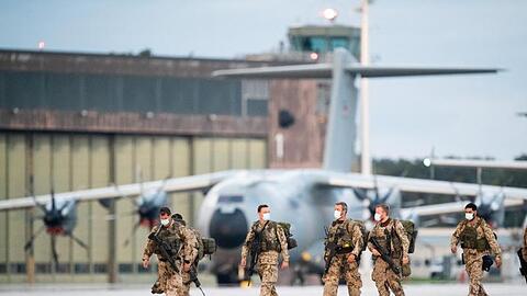 Soldaten steigen aus den Transportflugzeugen der Bundeswehr auf dem niedersächsischen Stützpunkt Wunstorf.