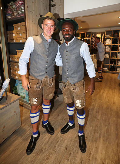 Die Löwen bei der Wiesn-Einkleidung bei Trachten Angermaier.