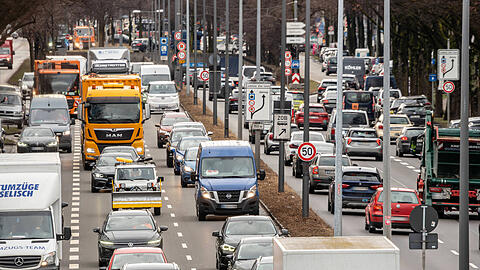 Seit Dienstag gilt wieder Tempo 50 auf der Landshuter Allee. Die AZ hat sich bei den umliegenden Gesch&auml;ftsbetreibern umgeh&ouml;rt, was sie davon halten.