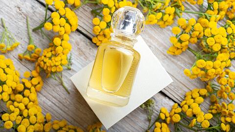 Ein einziger Flakon im Bad reicht nicht mehr: 2026 hei&szlig;t es, eigene Duft-Kompositionen durch Parfum-Layering selbst zu entwerfen. So gelingt der Trend.