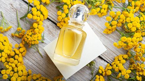 Ein einziger Flakon im Bad reicht nicht mehr: 2026 hei&szlig;t es, eigene Duft-Kompositionen durch Parfum-Layering selbst zu entwerfen. So gelingt der Trend.