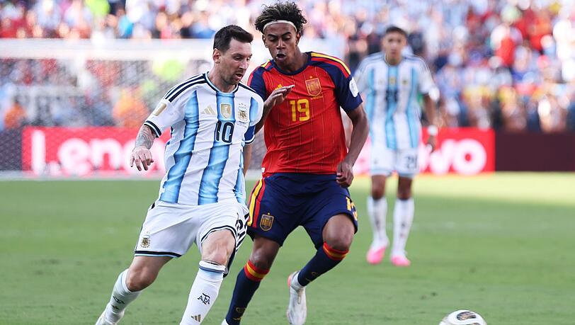 Der argentinische Starspieler Lionel Messi (links) liefert sich einen Zweikampf mit Spaniens Lamine Yamal. Die Übertragung des Finalspiels der Fußball-WM lieferte dem ZDF Top-Quoten. Der argentinische Starspieler Lionel Messi (links) liefert sich einen Zweikampf mit Spaniens Lamine Yamal. Die Übertragung des Finalspiels der Fußball-WM lieferte dem ZDF Top-Quoten.