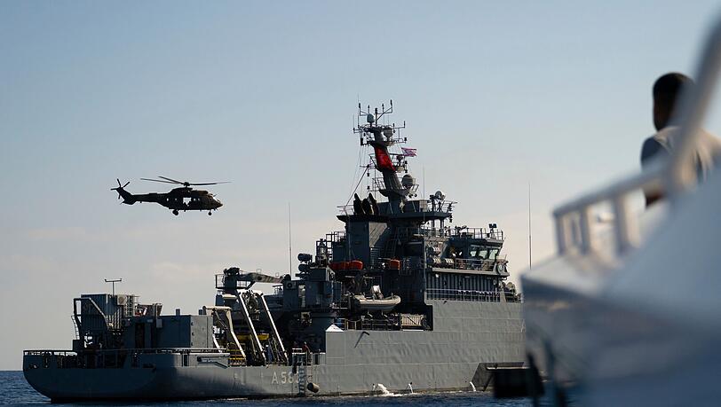 Das türkische Schiff TCG Isin (A-583) ermöglicht mit spezieller Robotertechnik besonders tiefe Tauchgänge. Das türkische Schiff TCG Isin (A-583) ermöglicht mit spezieller Robotertechnik besonders tiefe Tauchgänge.