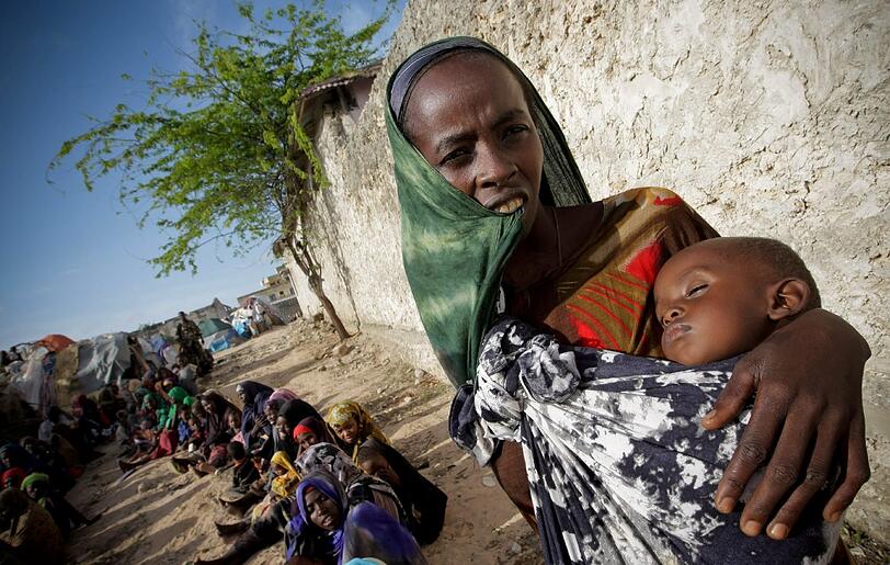 Vor allem aber die Kinder sind Opfer der Tragödie. Hunger und Durst machen ihnen schwer zu schaffen.