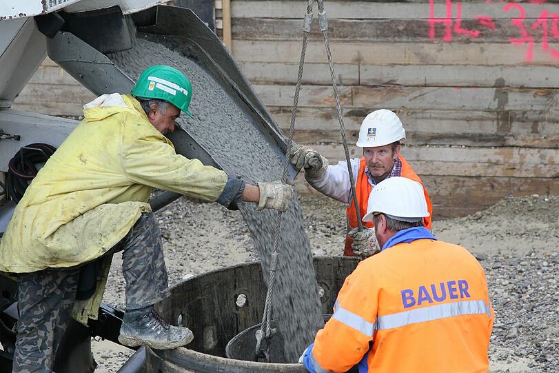 Gießen auf der Baustelle: Arbeiter füllen im künftigen Tunnel ein Bohrloch mit Beton auf.