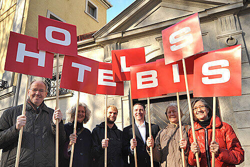 Die Münchner waren erbost. Im Bild: Biss-Projektleiterin Hildegard Denninger (l.) und die Darlehensgeber Franz und Sabine Lutzenberger, Peter Brugger, Robert Heinemann und Hannelore Michailov-Beger.