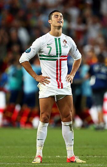 EM 2012: Halbfinalaus gegen Spanien. Wie bitter für Ronaldo - wieder gibt's keinen Titel mit Portugal. Diesmal scheiterte er im Elfmeterschießen an Spanien. Aber Cristiano hat nicht nur die Haare schön, keiner leidet so schön wie der Superstar von Real Madrid.